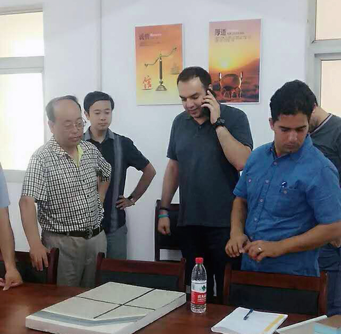 新盛公司張新建董事長與外商親切技術(shù)交流