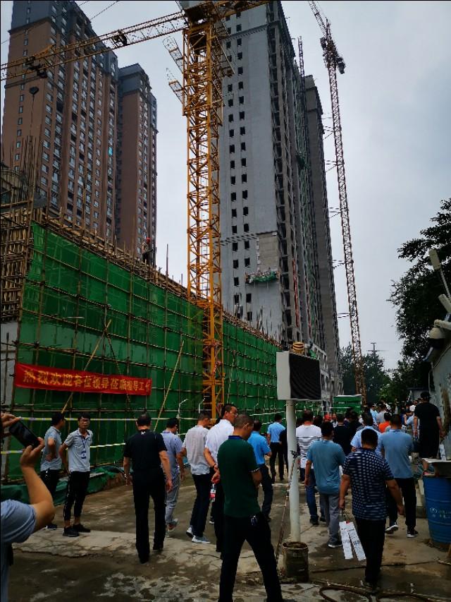 無(wú)機(jī)復(fù)合不燃保溫板工地